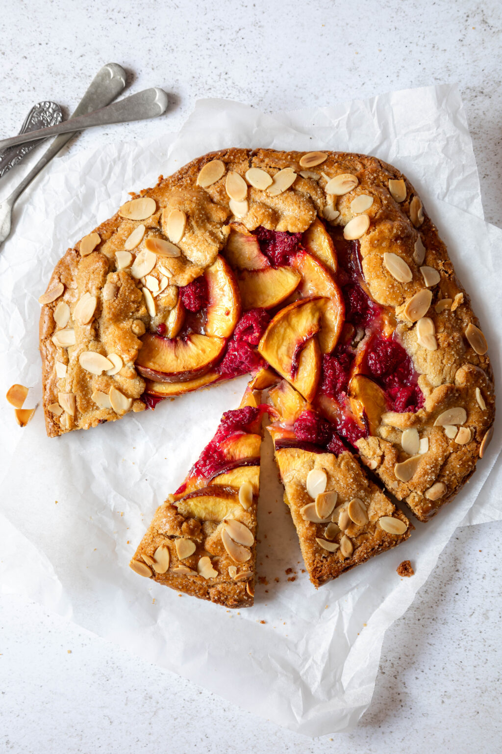 Peach & raspberry galette - NOMU